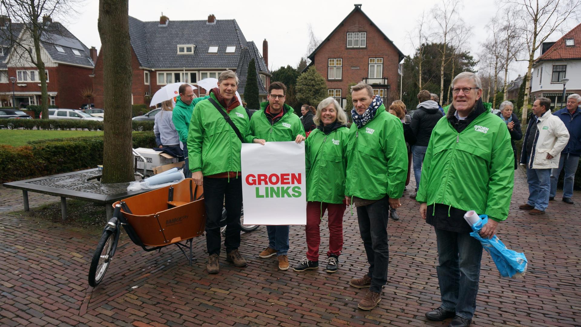 Het GroenLinks plakteam klaar voor aktie